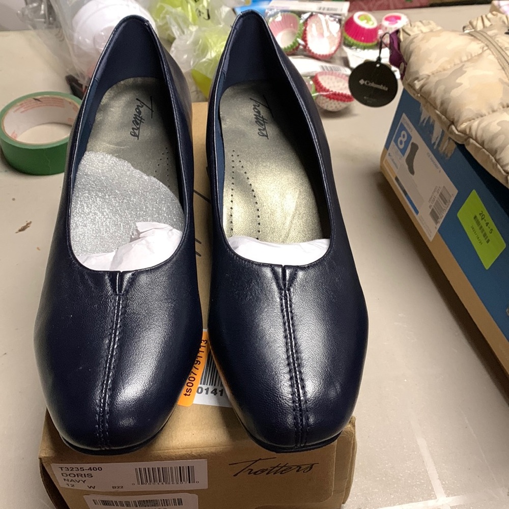 Trotters Doris 1.25” heel. Navy. Woman’s size 12.
